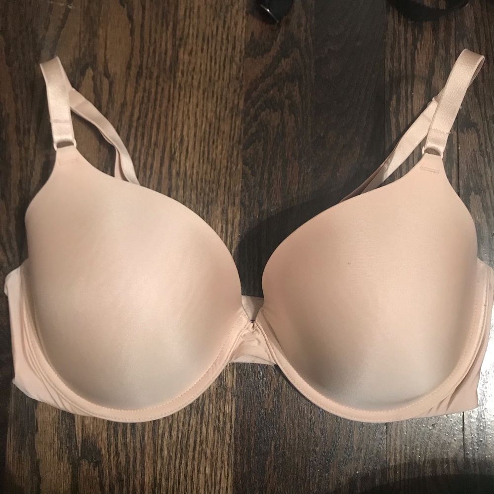 Nude VS Bra